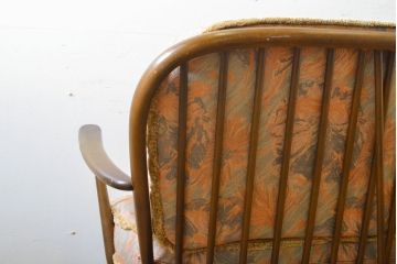 イギリスビンテージ　ERCOL(アーコール)　淡い色味のファブリックが上品な3人掛けソファ(ヴィンテージ、三人掛け、アームソファ、英国、北欧)(R-063033)