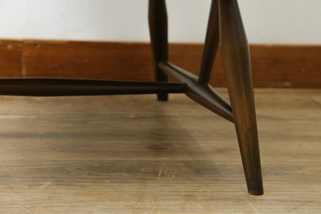 イギリスビンテージ　ERCOL(アーコール)　贅沢な一人の時間におすすめの1人掛けソファ　(R-063035)