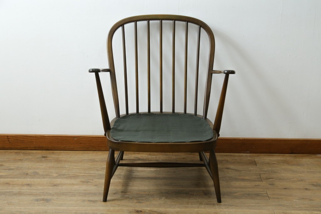 イギリスビンテージ　ERCOL(アーコール)　贅沢な一人の時間におすすめの1人掛けソファ　(R-063035)