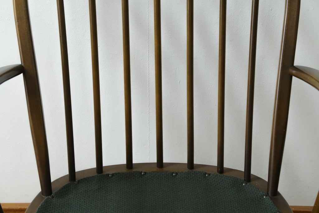 イギリスビンテージ　ERCOL(アーコール)　贅沢な一人の時間におすすめの1人掛けソファ　(R-063035)