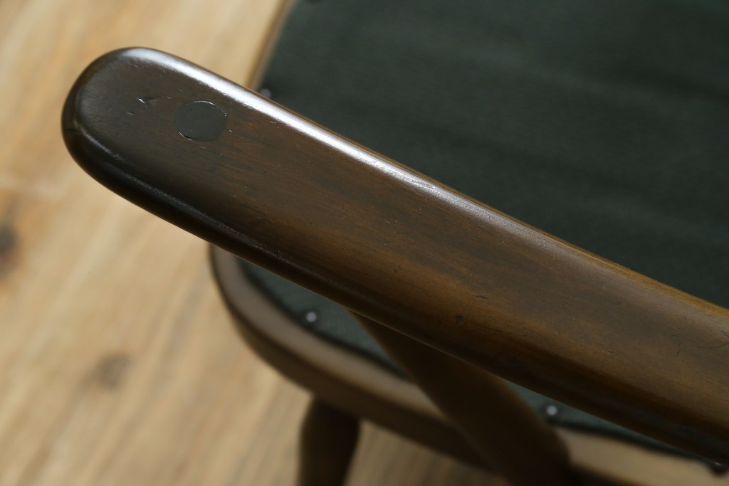 イギリスビンテージ　ERCOL(アーコール)　贅沢な一人の時間におすすめの1人掛けソファ　(R-063035)
