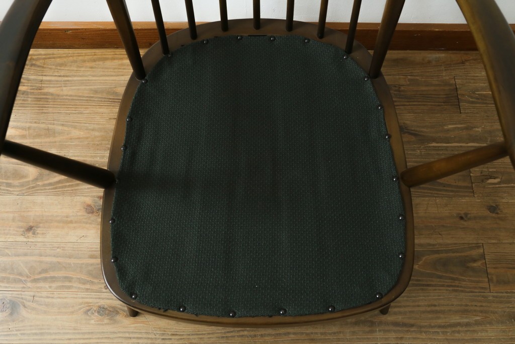 イギリスビンテージ　ERCOL(アーコール)　贅沢な一人の時間におすすめの1人掛けソファ　(R-063035)