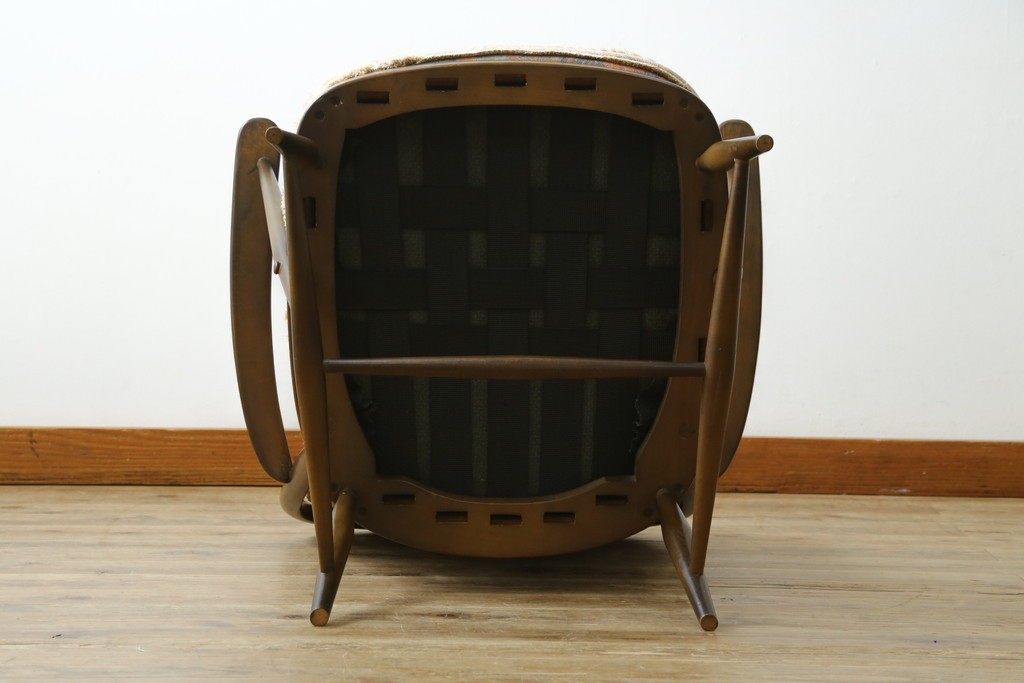イギリスビンテージ　ERCOL(アーコール)　贅沢な一人の時間におすすめの1人掛けソファ　(R-063035)