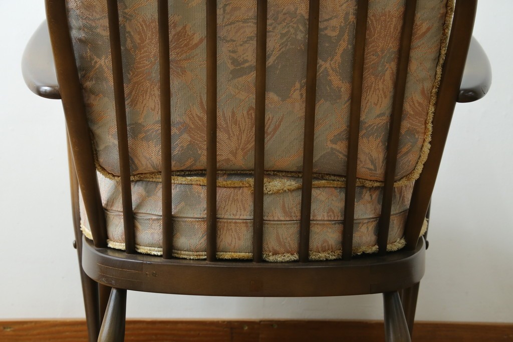 イギリスビンテージ　ERCOL(アーコール)　贅沢な一人の時間におすすめの1人掛けソファ　(R-063036)