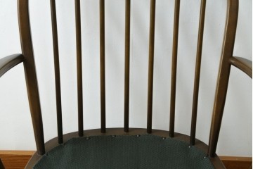 イギリスビンテージ　ERCOL(アーコール)　贅沢な一人の時間におすすめの1人掛けソファ　(R-063036)