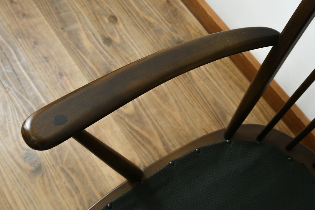 イギリスビンテージ　ERCOL(アーコール)　贅沢な一人の時間におすすめの1人掛けソファ　(R-063036)