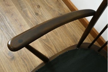 イギリスビンテージ　ERCOL(アーコール)　贅沢な一人の時間におすすめの1人掛けソファ　(R-063036)