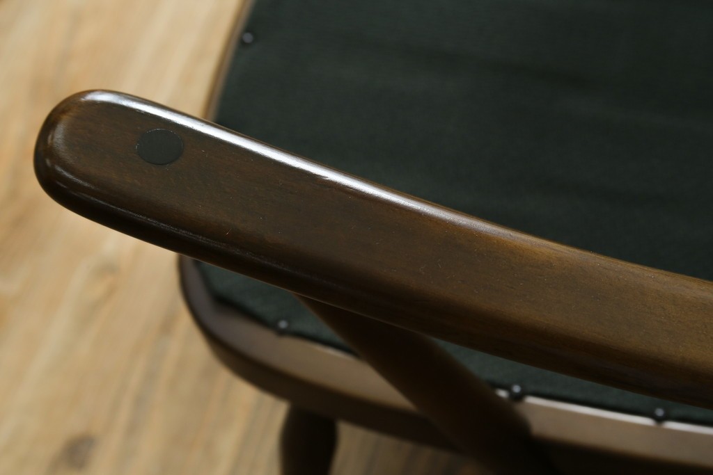 イギリスビンテージ　ERCOL(アーコール)　贅沢な一人の時間におすすめの1人掛けソファ　(R-063036)