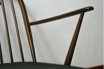 イギリスビンテージ　ERCOL(アーコール)　贅沢な一人の時間におすすめの1人掛けソファ　(R-063036)