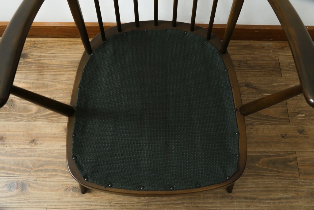 イギリスビンテージ　ERCOL(アーコール)　贅沢な一人の時間におすすめの1人掛けソファ　(R-063036)