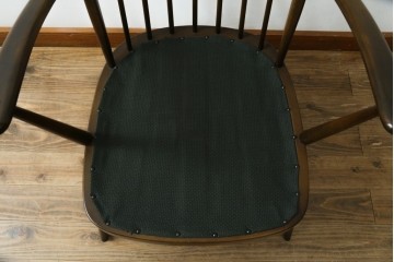 イギリスビンテージ　ERCOL(アーコール)　贅沢な一人の時間におすすめの1人掛けソファ　(R-063036)