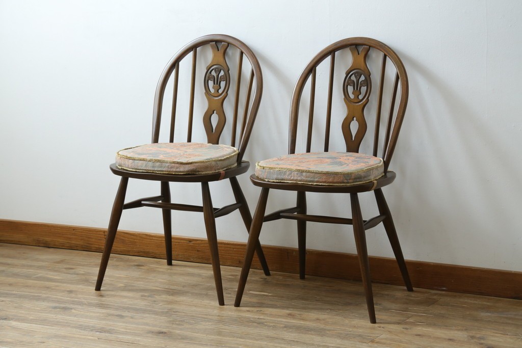 イギリスアンティーク　ERCOL(アーコール)　クッション付き　アザミの透かし彫りが上品な印象を与えるシスルバックチェア2脚セット　(R-063037)