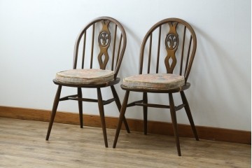 イギリスアンティーク　ERCOL(アーコール)　クッション付き　アザミの透かし彫りが上品な印象を与えるシスルバックチェア2脚セット　(R-063037)