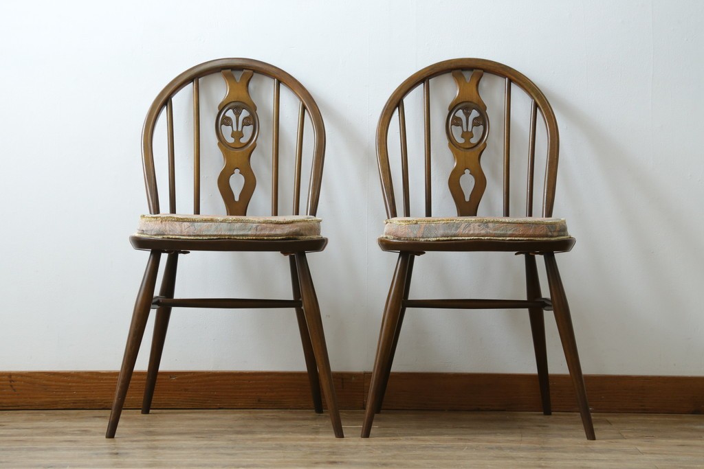イギリスアンティーク　ERCOL(アーコール)　クッション付き　アザミの透かし彫りが上品な印象を与えるシスルバックチェア2脚セット　(R-063037)