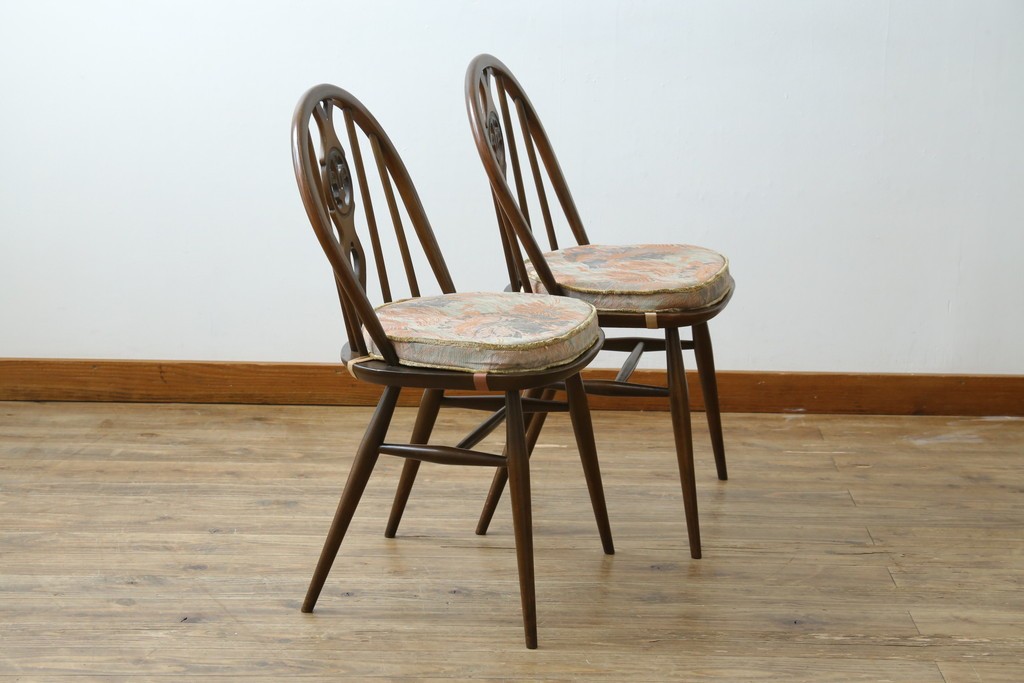 イギリスアンティーク　ERCOL(アーコール)　クッション付き　アザミの透かし彫りが上品な印象を与えるシスルバックチェア2脚セット　(R-063037)