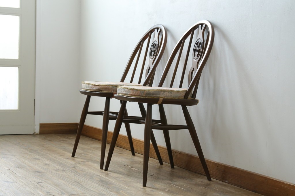 イギリスアンティーク　ERCOL(アーコール)　クッション付き　アザミの透かし彫りが上品な印象を与えるシスルバックチェア2脚セット　(R-063037)