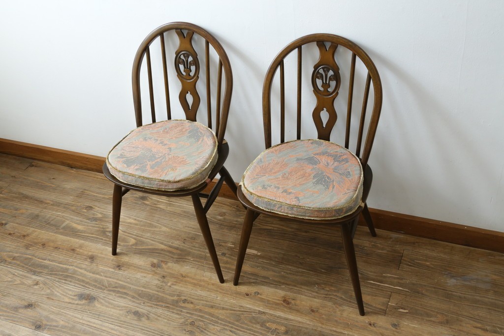 イギリスアンティーク　ERCOL(アーコール)　クッション付き　アザミの透かし彫りが上品な印象を与えるシスルバックチェア2脚セット　(R-063037)