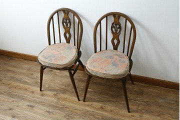 イギリスアンティーク　ERCOL(アーコール)　クッション付き　アザミの透かし彫りが上品な印象を与えるシスルバックチェア2脚セット　(R-063037)