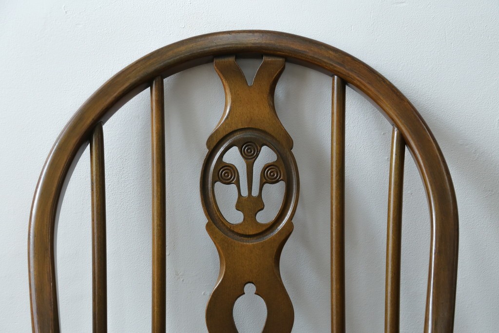 イギリスアンティーク　ERCOL(アーコール)　クッション付き　アザミの透かし彫りが上品な印象を与えるシスルバックチェア2脚セット　(R-063037)
