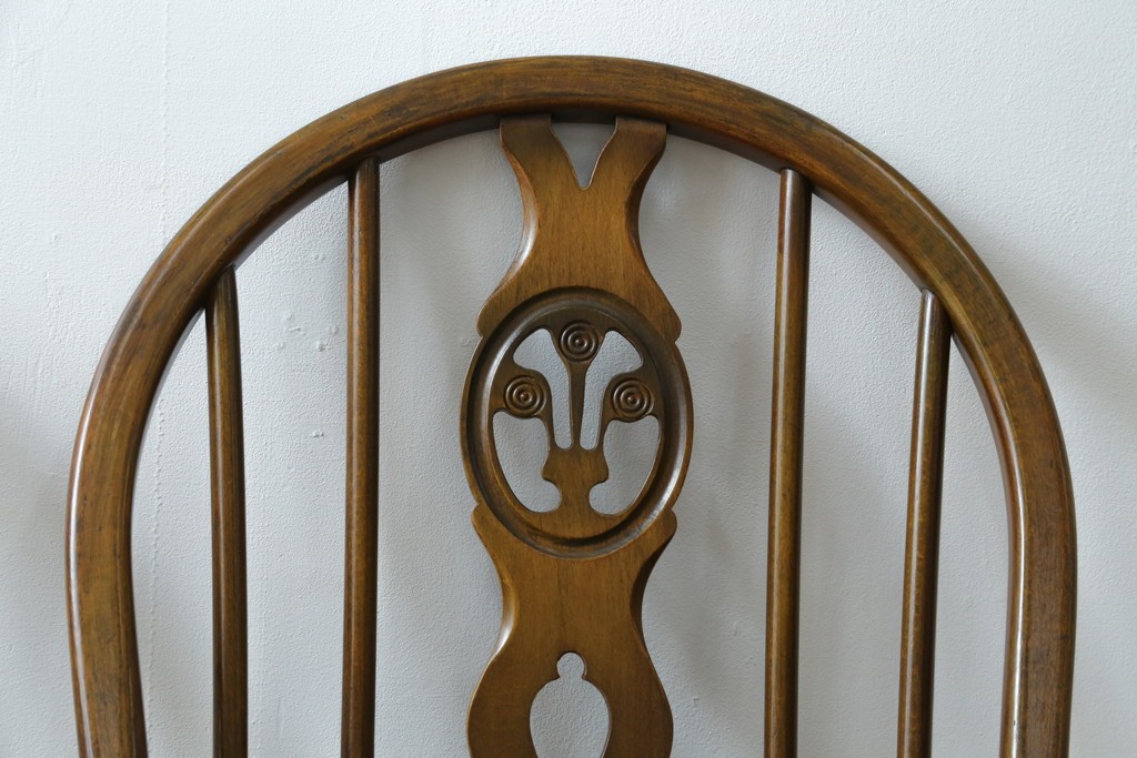 イギリスアンティーク　ERCOL(アーコール)　クッション付き　アザミの透かし彫りが上品な印象を与えるシスルバックチェア2脚セット　(R-063037)