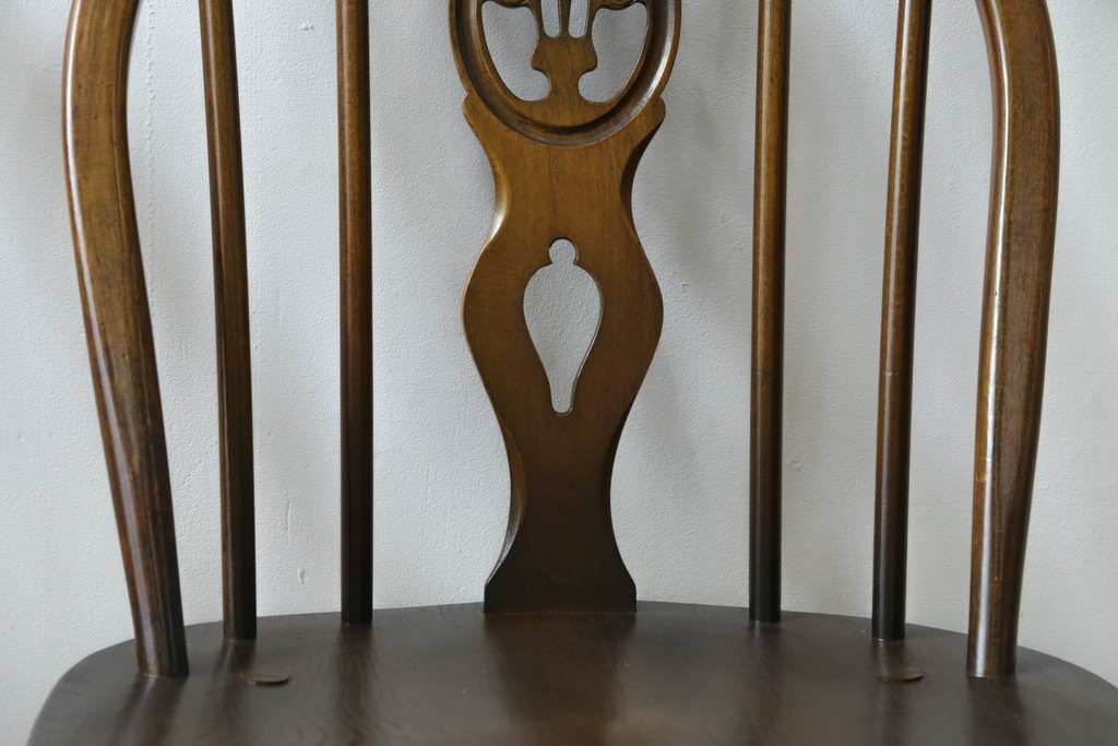イギリスアンティーク　ERCOL(アーコール)　クッション付き　アザミの透かし彫りが上品な印象を与えるシスルバックチェア2脚セット　(R-063037)