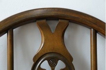 イギリスアンティーク　ERCOL(アーコール)　クッション付き　アザミの透かし彫りが上品な印象を与えるシスルバックチェア2脚セット　(R-063037)