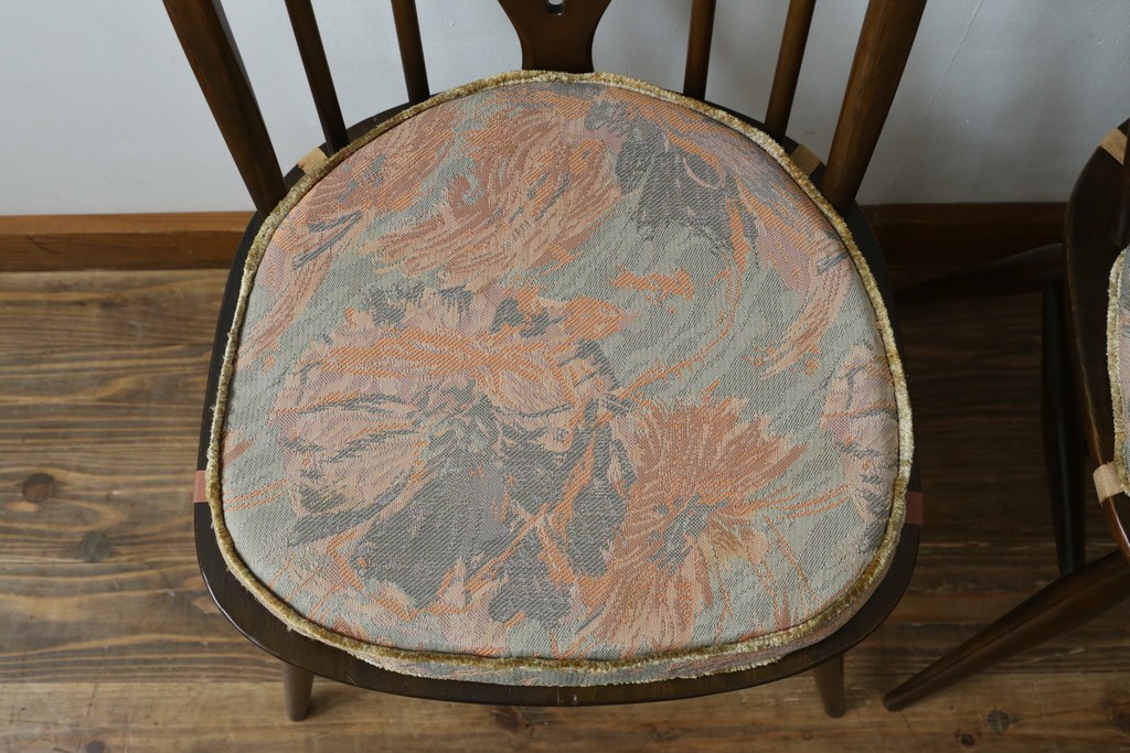 イギリスアンティーク　ERCOL(アーコール)　クッション付き　アザミの透かし彫りが上品な印象を与えるシスルバックチェア2脚セット　(R-063037)