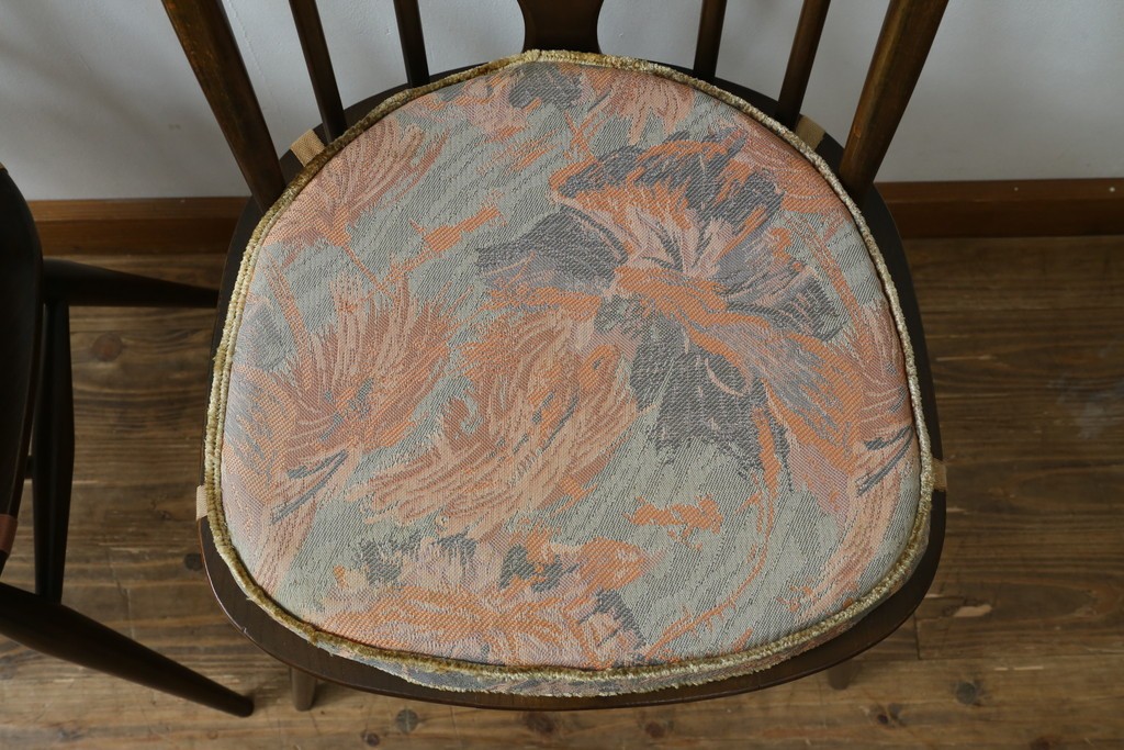 イギリスアンティーク　ERCOL(アーコール)　クッション付き　アザミの透かし彫りが上品な印象を与えるシスルバックチェア2脚セット　(R-063037)
