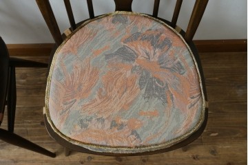 イギリスアンティーク　ERCOL(アーコール)　クッション付き　アザミの透かし彫りが上品な印象を与えるシスルバックチェア2脚セット　(R-063037)