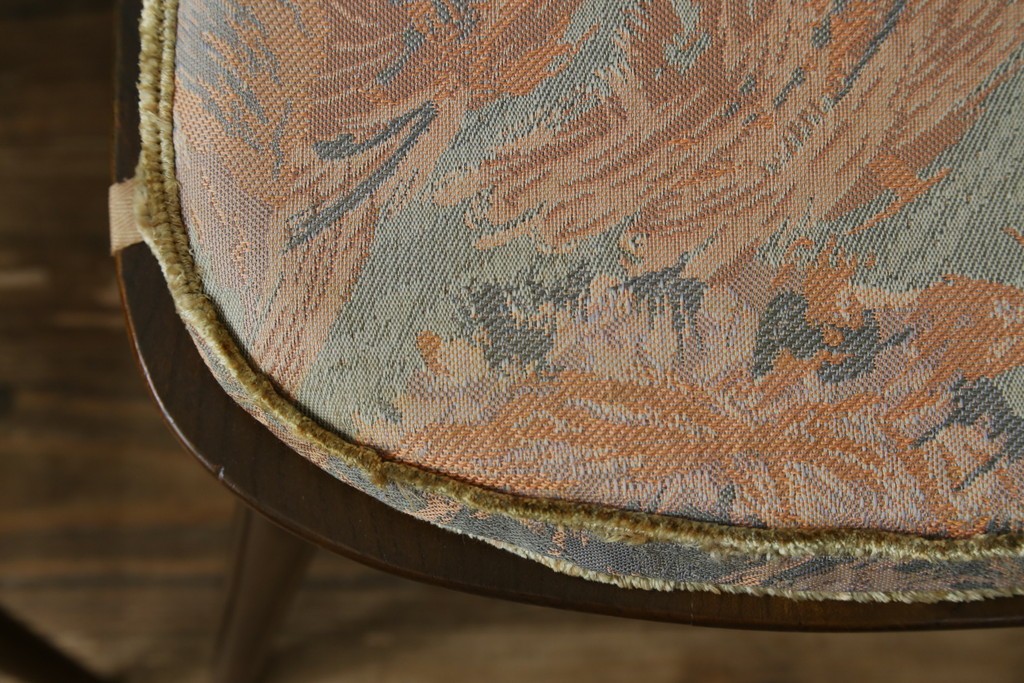 イギリスアンティーク　ERCOL(アーコール)　クッション付き　アザミの透かし彫りが上品な印象を与えるシスルバックチェア2脚セット　(R-063037)