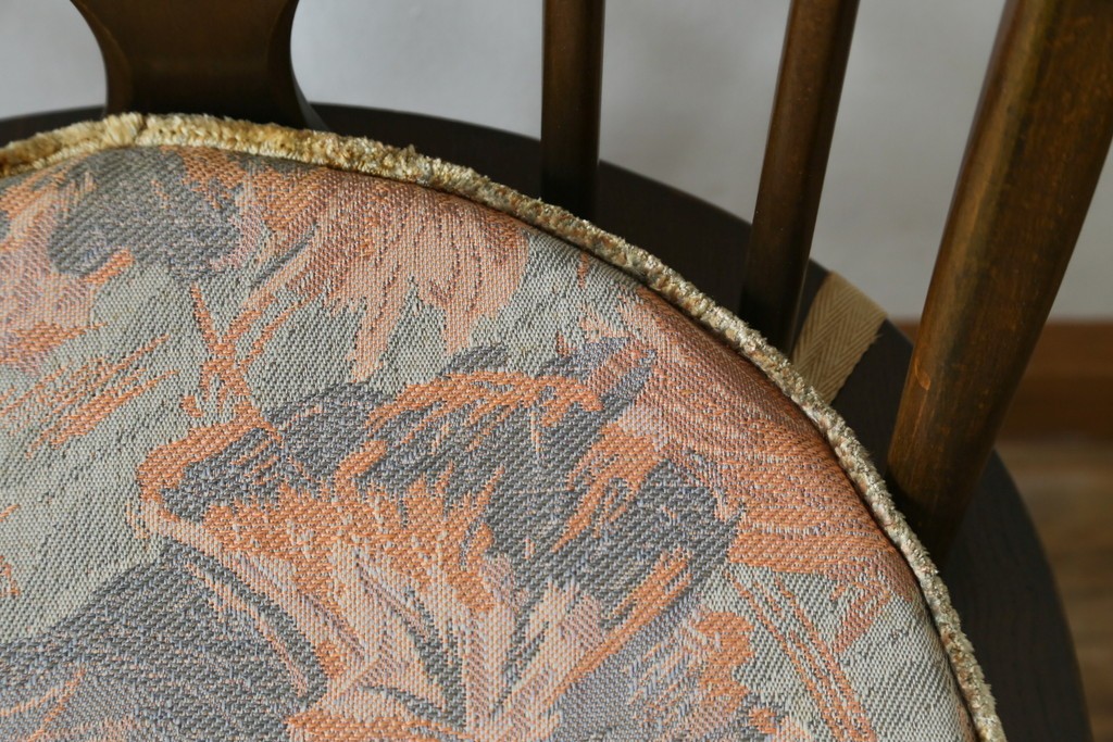 イギリスアンティーク　ERCOL(アーコール)　クッション付き　アザミの透かし彫りが上品な印象を与えるシスルバックチェア2脚セット　(R-063037)