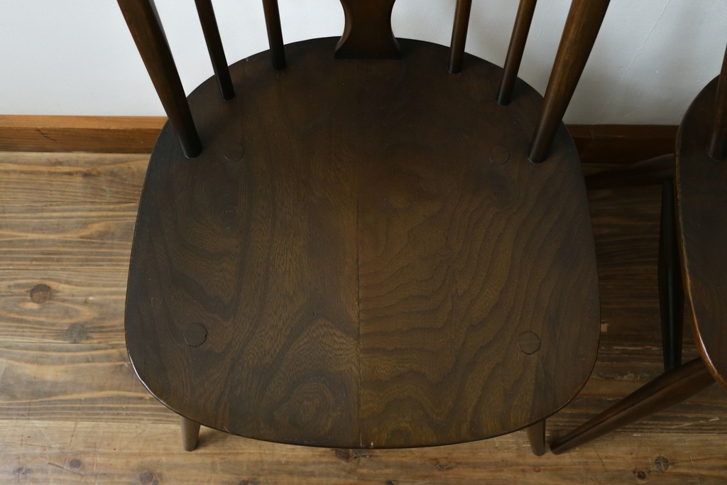 イギリスアンティーク　ERCOL(アーコール)　クッション付き　アザミの透かし彫りが上品な印象を与えるシスルバックチェア2脚セット　(R-063037)