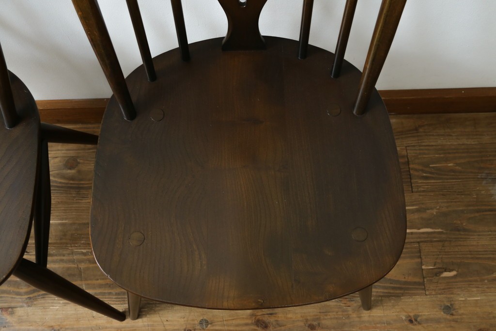 イギリスアンティーク　ERCOL(アーコール)　クッション付き　アザミの透かし彫りが上品な印象を与えるシスルバックチェア2脚セット　(R-063037)