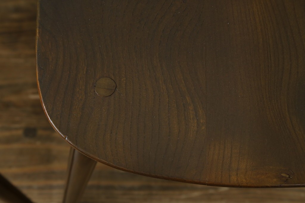 イギリスアンティーク　ERCOL(アーコール)　クッション付き　アザミの透かし彫りが上品な印象を与えるシスルバックチェア2脚セット　(R-063037)