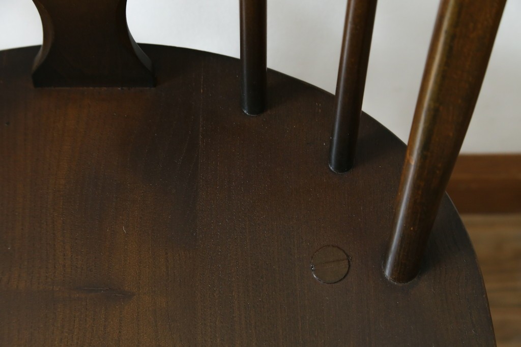 イギリスアンティーク　ERCOL(アーコール)　クッション付き　アザミの透かし彫りが上品な印象を与えるシスルバックチェア2脚セット　(R-063037)