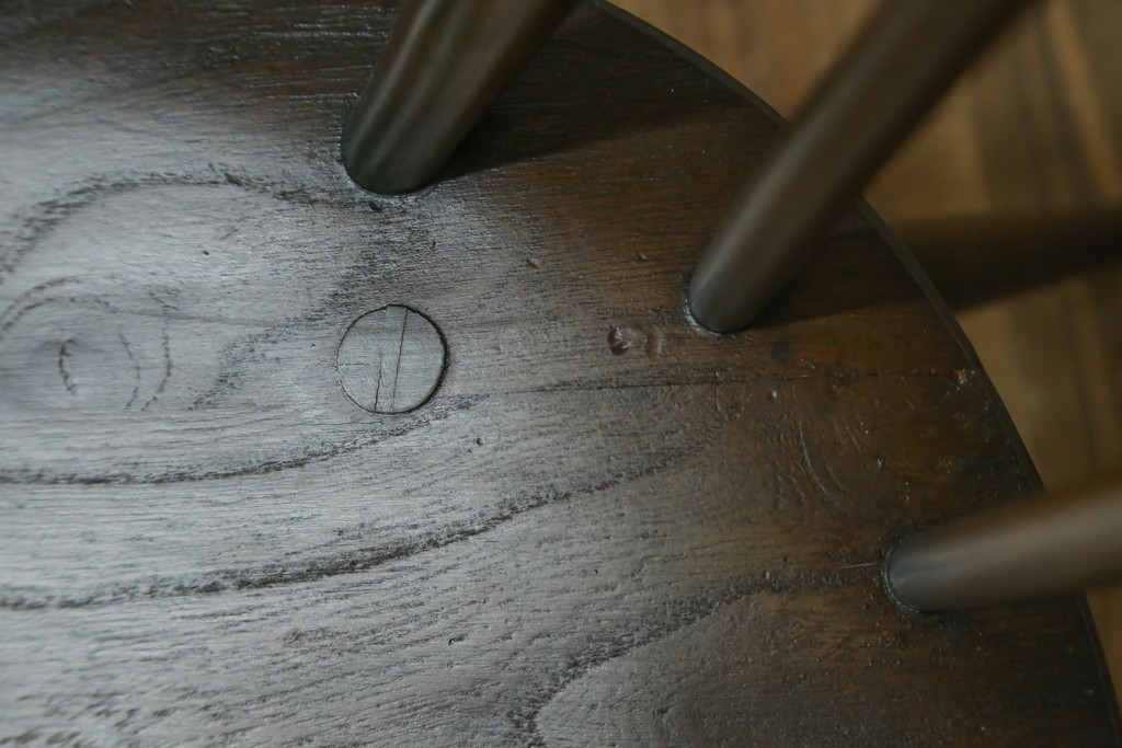 イギリスアンティーク　ERCOL(アーコール)　クッション付き　アザミの透かし彫りが上品な印象を与えるシスルバックチェア2脚セット　(R-063037)