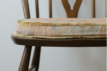イギリスアンティーク　ERCOL(アーコール)　クッション付き　アザミの透かし彫りが上品な印象を与えるシスルバックチェア2脚セット　(R-063037)