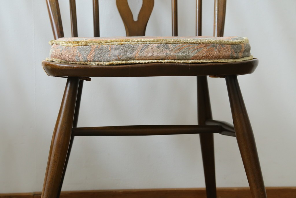イギリスアンティーク　ERCOL(アーコール)　クッション付き　アザミの透かし彫りが上品な印象を与えるシスルバックチェア2脚セット　(R-063037)