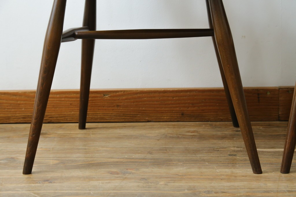 イギリスアンティーク　ERCOL(アーコール)　クッション付き　アザミの透かし彫りが上品な印象を与えるシスルバックチェア2脚セット　(R-063037)
