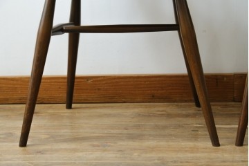 イギリスアンティーク　ERCOL(アーコール)　クッション付き　アザミの透かし彫りが上品な印象を与えるシスルバックチェア2脚セット　(R-063037)