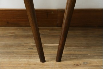 イギリスアンティーク　ERCOL(アーコール)　クッション付き　アザミの透かし彫りが上品な印象を与えるシスルバックチェア2脚セット　(R-063037)