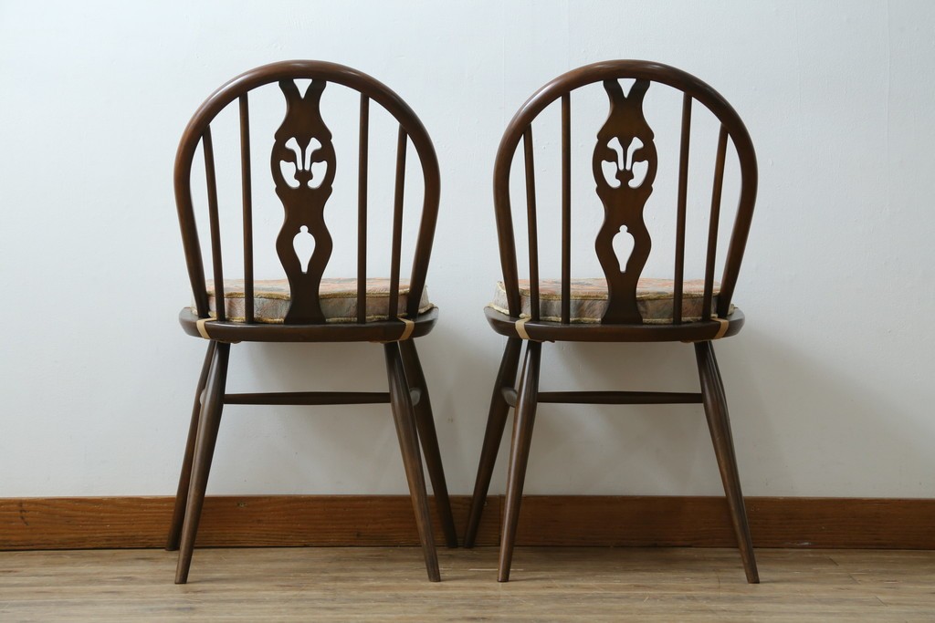 イギリスアンティーク　ERCOL(アーコール)　クッション付き　アザミの透かし彫りが上品な印象を与えるシスルバックチェア2脚セット　(R-063037)