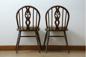 イギリスアンティーク　ERCOL(アーコール)　クッション付き　アザミの透かし彫りが上品な印象を与えるシスルバックチェア2脚セット　(R-063037)