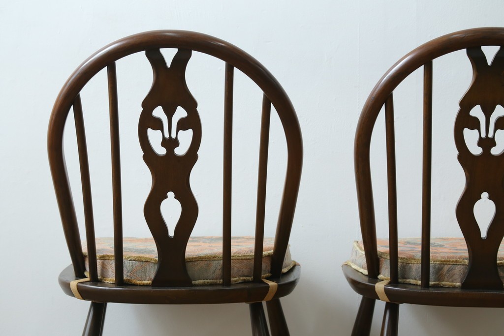 イギリスアンティーク　ERCOL(アーコール)　クッション付き　アザミの透かし彫りが上品な印象を与えるシスルバックチェア2脚セット　(R-063037)