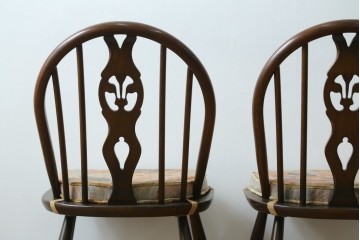 イギリスアンティーク　ERCOL(アーコール)　クッション付き　アザミの透かし彫りが上品な印象を与えるシスルバックチェア2脚セット　(R-063037)