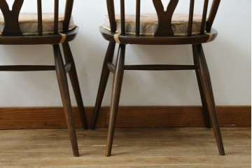 イギリスアンティーク　ERCOL(アーコール)　クッション付き　アザミの透かし彫りが上品な印象を与えるシスルバックチェア2脚セット　(R-063037)