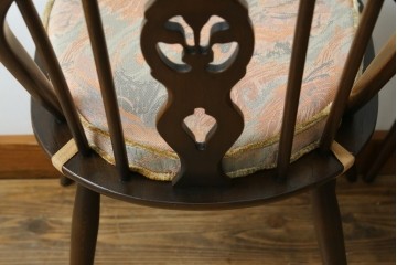 イギリスアンティーク　ERCOL(アーコール)　クッション付き　アザミの透かし彫りが上品な印象を与えるシスルバックチェア2脚セット　(R-063037)