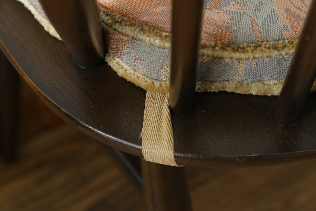 イギリスアンティーク　ERCOL(アーコール)　クッション付き　アザミの透かし彫りが上品な印象を与えるシスルバックチェア2脚セット　(R-063037)