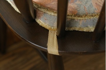 イギリスアンティーク　ERCOL(アーコール)　クッション付き　アザミの透かし彫りが上品な印象を与えるシスルバックチェア2脚セット　(R-063037)