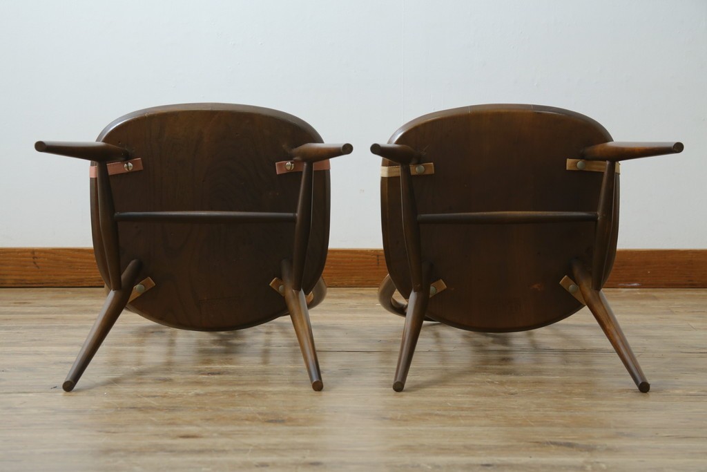 イギリスアンティーク　ERCOL(アーコール)　クッション付き　アザミの透かし彫りが上品な印象を与えるシスルバックチェア2脚セット　(R-063037)